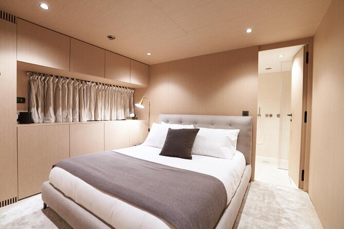 108 ft Neoprene Overmarine Yacht - Why the price can make sense for 10 people