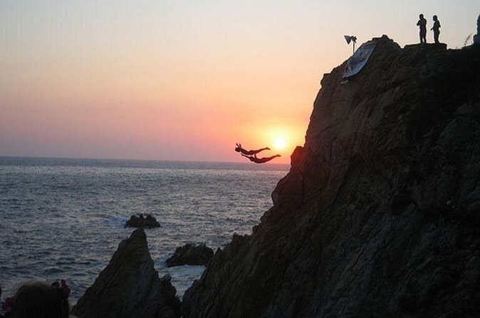 Acapulco Cliff Divers at Night - Who should book this experience?