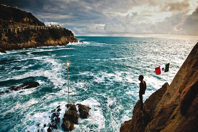 Acapulco Cliff Divers at Night - Dinner at La Perla above the cliffs