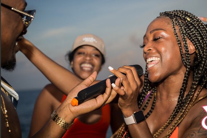 Adults only Hip Hop Sessions Boat Party Cancun - Photos and the party atmosphere