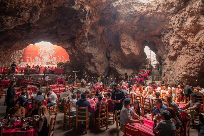Balloon Flight + Cave Breakfast + Pick Up from CDMX or We Fly - The post-flight toast and the rhythm of the morning