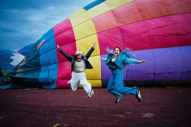 Balloon Flight with Breakfast in a Natural Cave and Transportation from CDMX - Toasting the landing and collecting your certificate