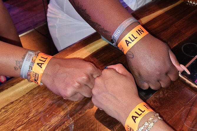 Cabo Bar Crawl - The BEST Bar and Clubs in Cabo - Stop four: Saloon Cabo adds shows to the route