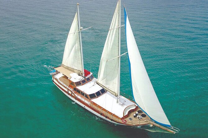 Cabo San Lucas Luxury Sailing Yacht and Dinner with a Chef - The crew makes the biggest difference
