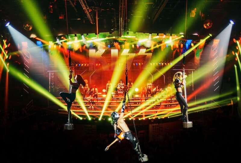 Cancun: Coco Bongo Nightclub Experience - The crowd and the view from the room