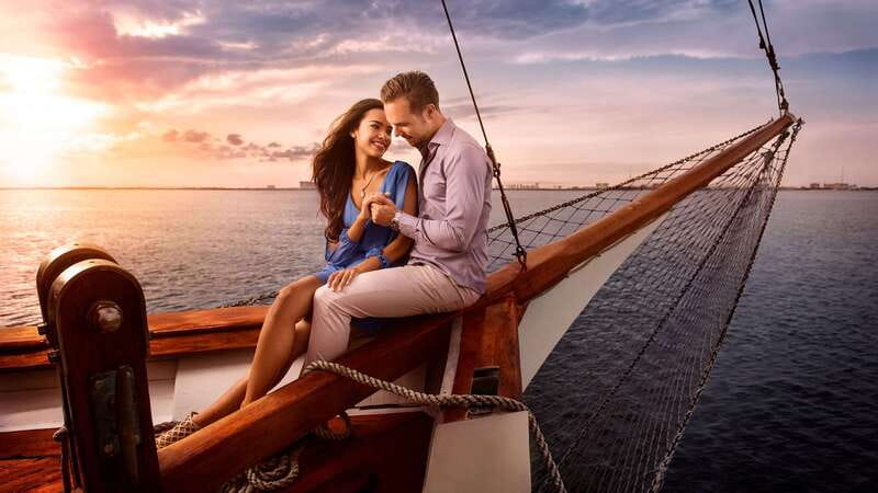 Cancun: Columbus The Romantic Dinner Cruise - Choosing between steak, lobster, and vegetarian dinner