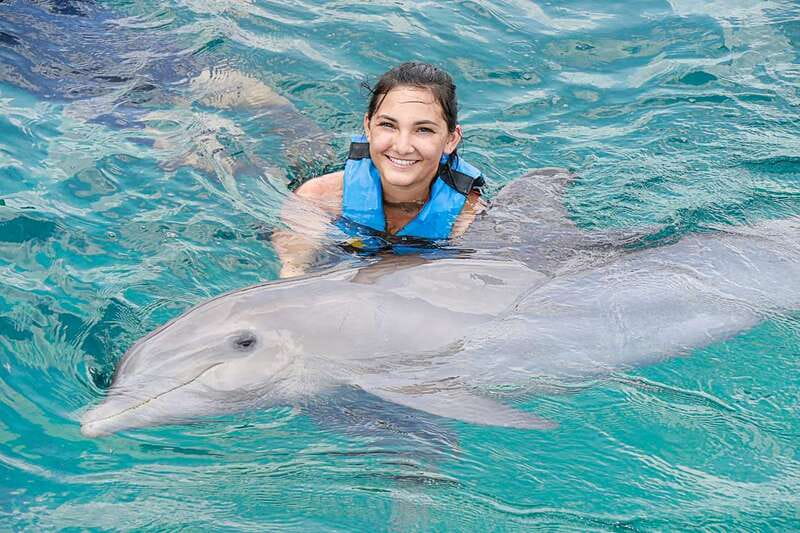 Cancún: Dolphin Encounter on Isla Mujeres with Buffet - The optional Isla Mujeres free time