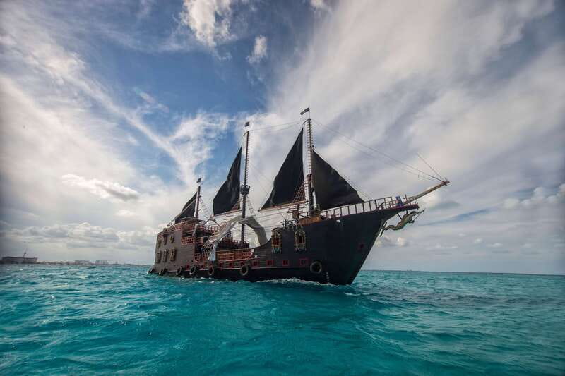 Cancún: Jolly Roger Pirate Dinner Cruise 2025 - Dinner on the Jolly Roger