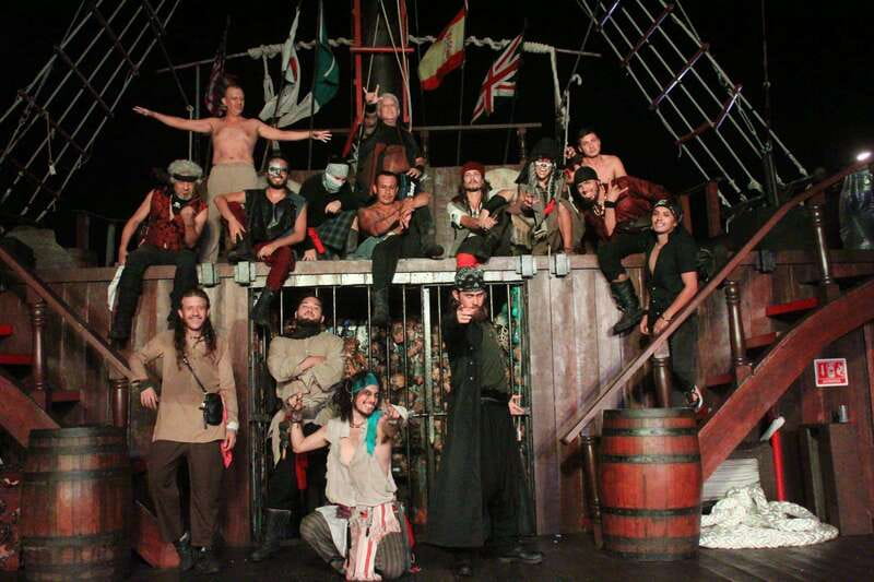 Cancún: Jolly Roger Pirate Dinner Cruise 2025 - The first hour: music, drinks, and getting into character