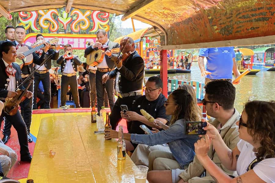 CDMX: Xochimilco Trajinera Party, Drinks, Mariachi & Tacos - Meeting at El Chango and getting to the dock