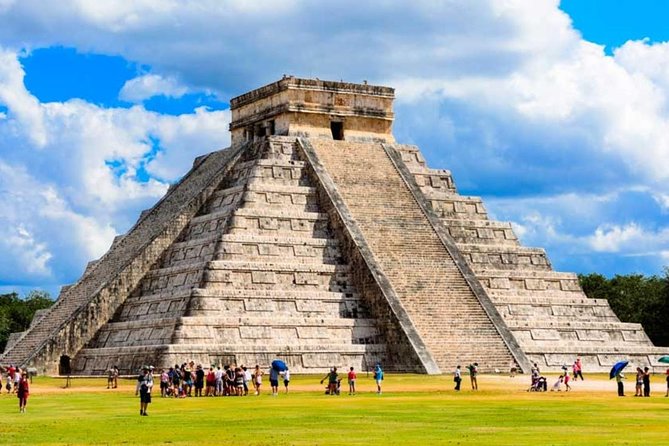 El Castillo pyramid on the plaza at Chich&eacute;n Itz&aacute;