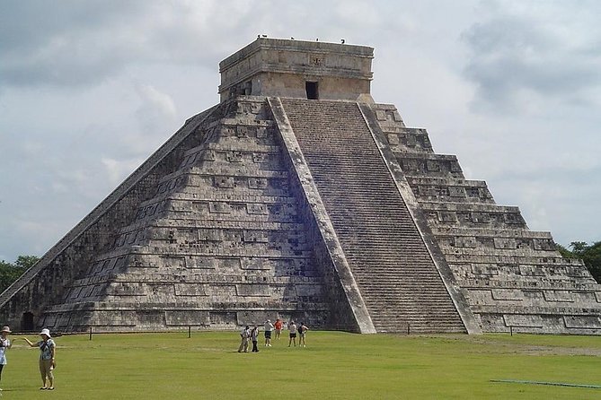 Chichen Itza Free Tours with Cenote Experience in Mexico - Entering Chichen Itza and seeing Kukulkan