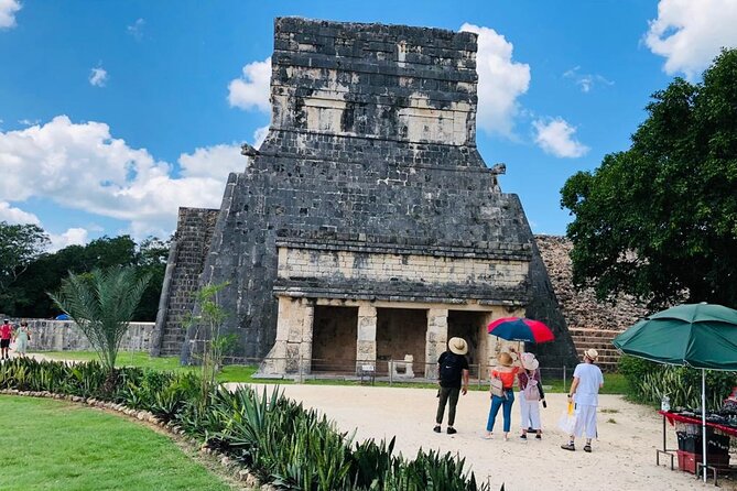 Chichén Itzá Premium Cenote y valladolid Day Tour - Chichén Itzá before the heat builds