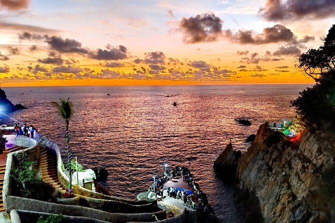 Cliff Diver De Luxe with Different Options at "La Quebrada" - La Perla gives the show a proper setting
