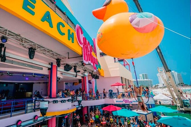 Coco Bongo Beach Club Cancun - The entertainment keeps the day moving