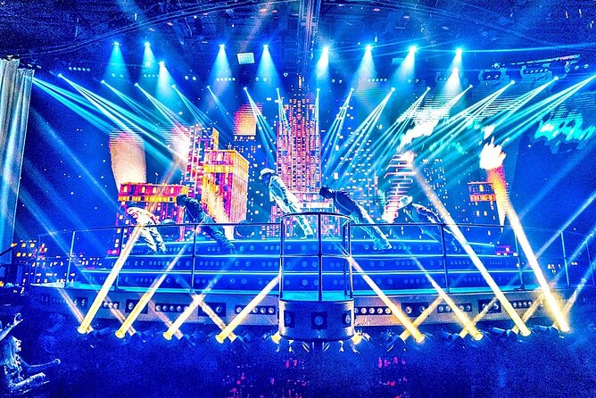 Coco Bongo Cancun Nightclub Entrance Ticket - Crowds, tables, and where you stand