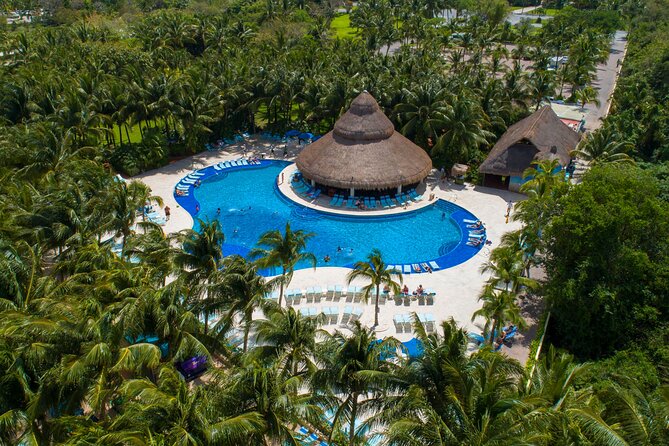 Cozumel: Paradise Beach Club All-Inclusive Day Pass - Lunch at your chair, with drinks included