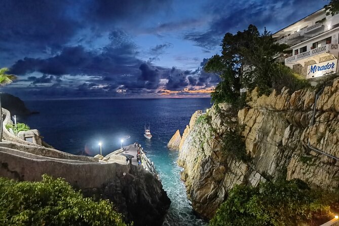 DeLuxe Cliff Divers+Sunset Exhibition byNight w/Different Options - How the guide affects the experience