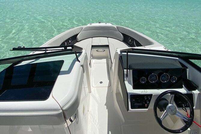 Deluxe Private Boats - 24 ft Sea Ray - Food, drinks, and the practical comforts on board