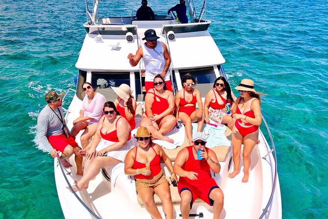 Deluxe Yacht 48FT with FlyBrige Rental in Cancun - A two-level yacht built for relaxed group time
