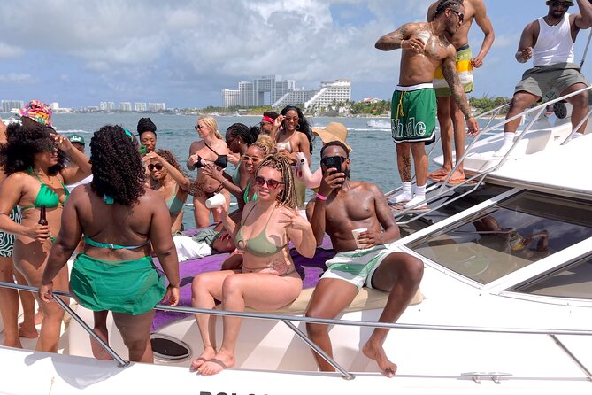 Deluxe Yacht 48FT with FlyBrige Rental in Cancun - What the service is like for families and celebrations