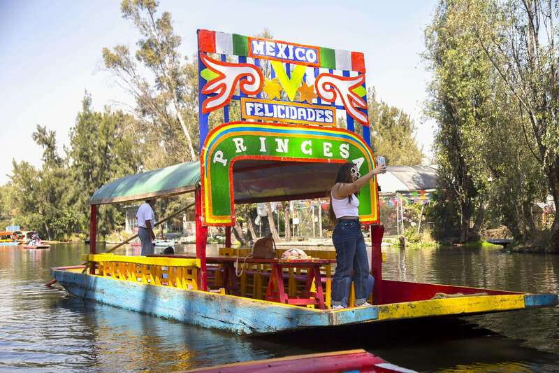 Discover Xochimilco and Coyoacán: Tradition, Music, Culture - Paying for music, food, and small purchases