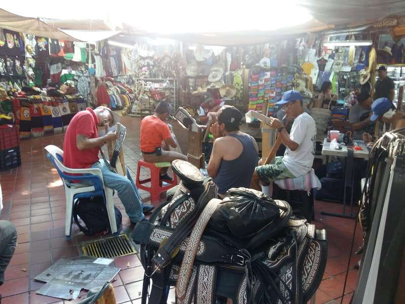 Guadalajara: Culture, Architecture, and Market Walking Tour - Palacio de Gobierno and the story inside its walls