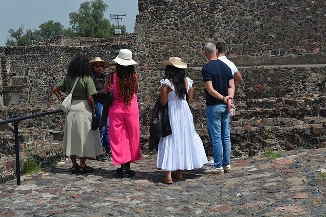 Guided Tour in Teotihuacan with Cave Breakfast and Transportation - Entering Teotihuacan with a local guide