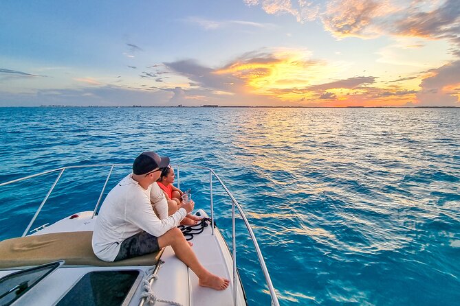 Isla Mujeres, Cancún Private Sunset Trip - A relaxed crew that can shape the outing
