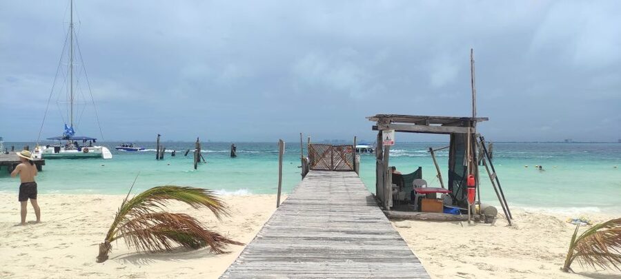 Isla Mujeres: Catamaran with Open Bar, Snorkeling and Lunch - Two hours to see Isla Mujeres your way