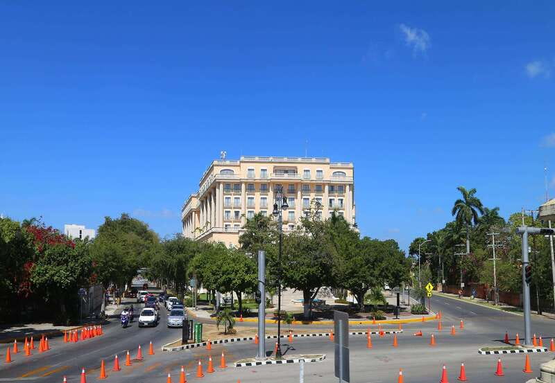 Mérida: Panoramic Sightseeing Tour Bus Ticket with 2 Routes - The top deck, heat, trees, and rain