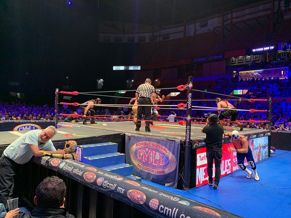 Mexican Wrestling: Experience Lucha Libre in Mexico City - Inside the arena: masks, vendors, and tight seats