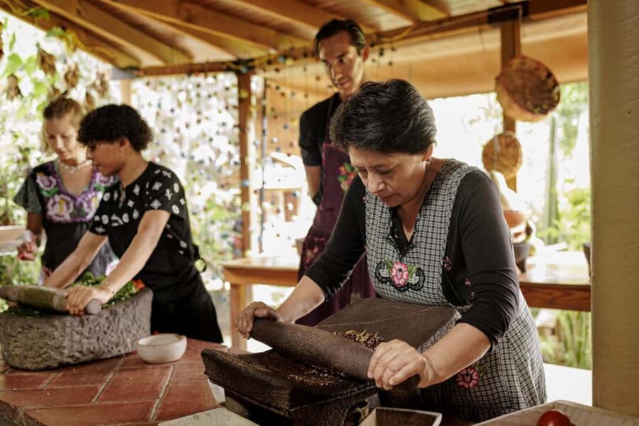 Oaxaca de Juarez: Traditional Oaxacan Cooking Class - What the five-hour schedule feels like