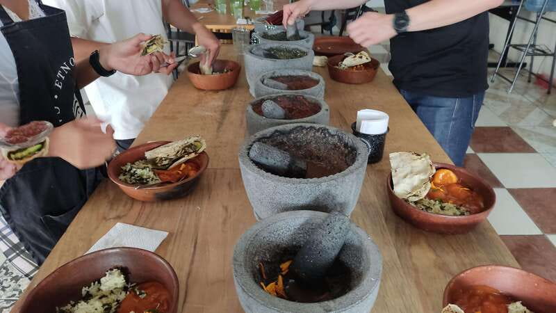 Oaxaca: Oaxacan Mole Workshop with a Traditional Cook - The people who make the class work