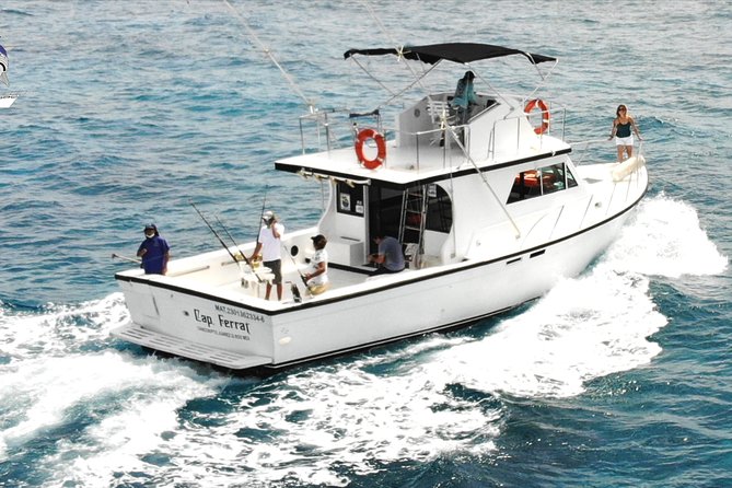 Private fishing charter Boat 48ft 12 pax Good Marlin and Sailfish - Handling weather, waves, and seasickness