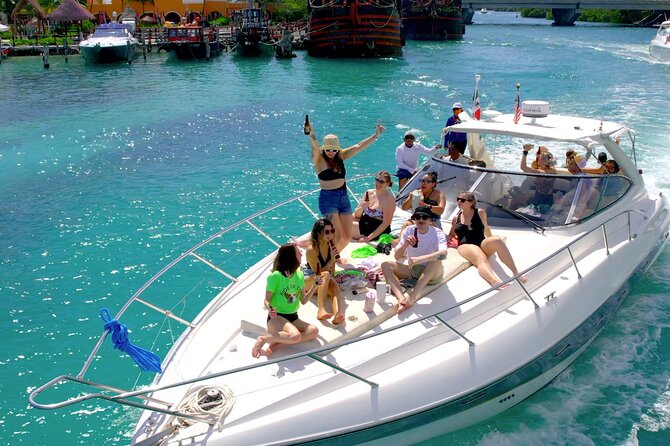 Private Premium Yacht 46FT Rental in Cancún - What the crew adds to the experience