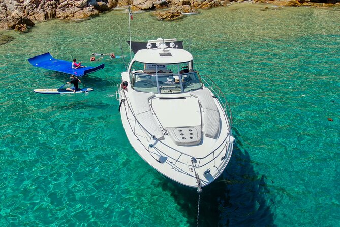 Private Yacht Sea Ray all-inclusive charter in Cabo - El Arco and the sea lions at the start