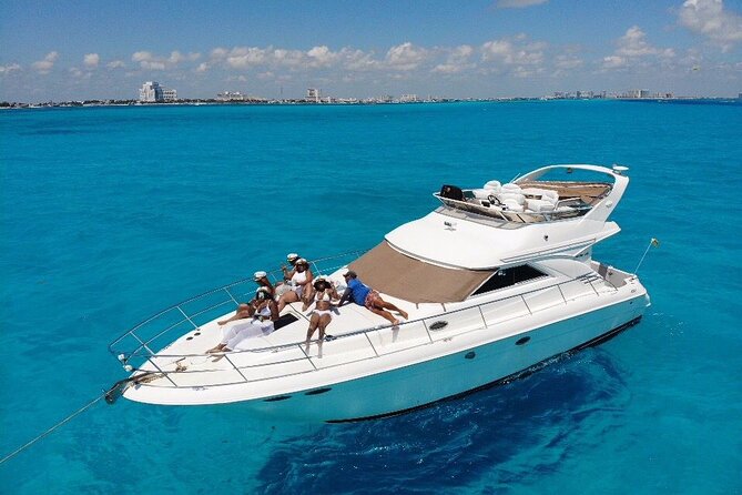 Private Yacht SeaRay 46ft Cancun 25P17 - What happens at the Cancun meeting point