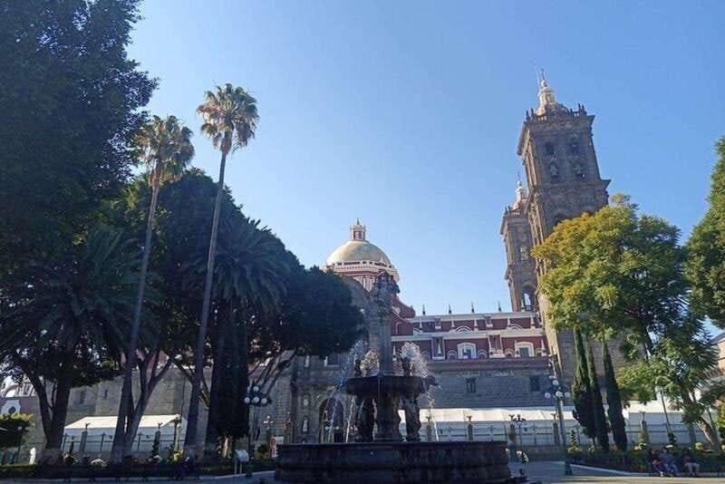 Puebla: Walking Tour of Puebla City - Palafoxiana Library, the tour’s rare indoor stop