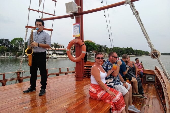 Romantic Sunset Dinner Cruising Experience - Open Bar, Cocktails, and Practical Expectations