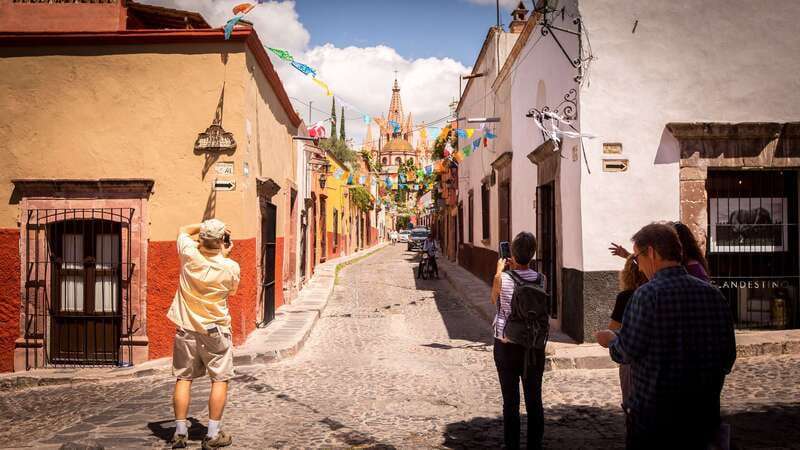 San Miguel: Landmarks and Lunch Walking Tour in English - Why lunch matters here
