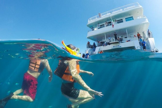 Snorkeling tour in Cabo San Lucas - Leaving the marina for Cabo’s famous rock formations