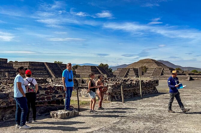 Teotihuacan, Guadalupe Shrine & Tlatelolco Day Tour with Lunch - Lunch, music, and the late-afternoon energy problem