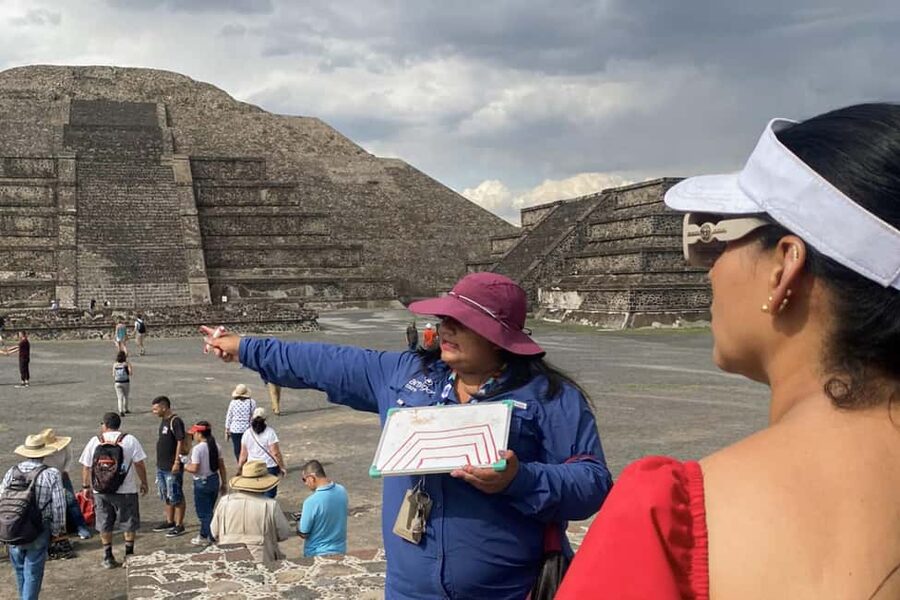 Teotihuacan Pyramids: Guided Tour with Entry Ticket Included - English and Spanish guidance
