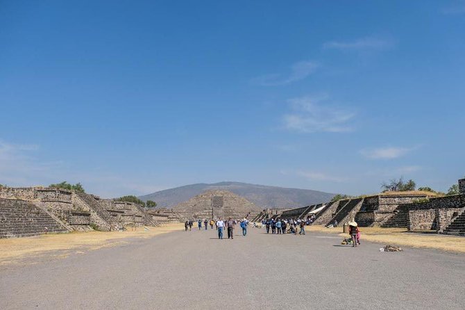 Teotihuacan, Shrine of Guadalupe & Tlatelolco Day Tour - Basilica of Guadalupe: a short but meaningful first stop