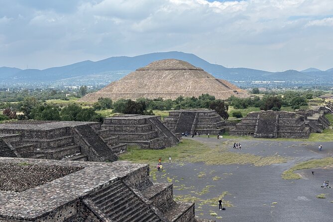 Teotihuacan without obligatory stops. No shops or restaurants. - Time at the site and group size