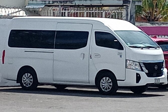 Transfer from Cancun airport to Cancun hotel zone 1 to 8 people - The 20 to 30 minute ride to the Hotel Zone