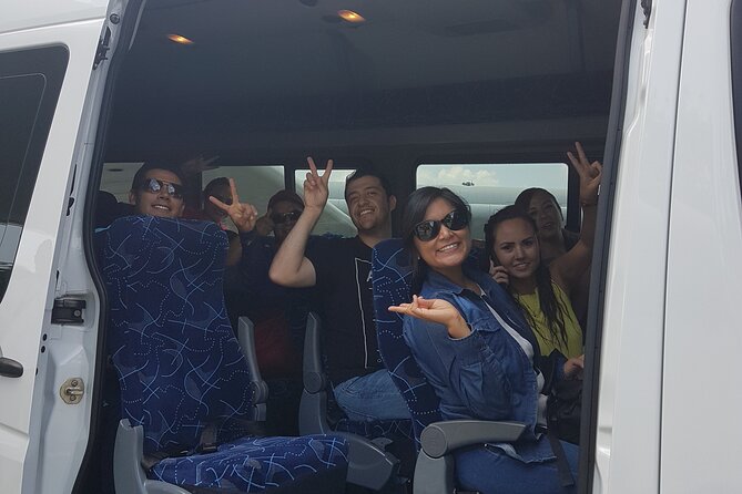Traslados Privados del Aeropuerto de Cancun a Playa del Carmen - Inside the Air-Conditioned Vehicle